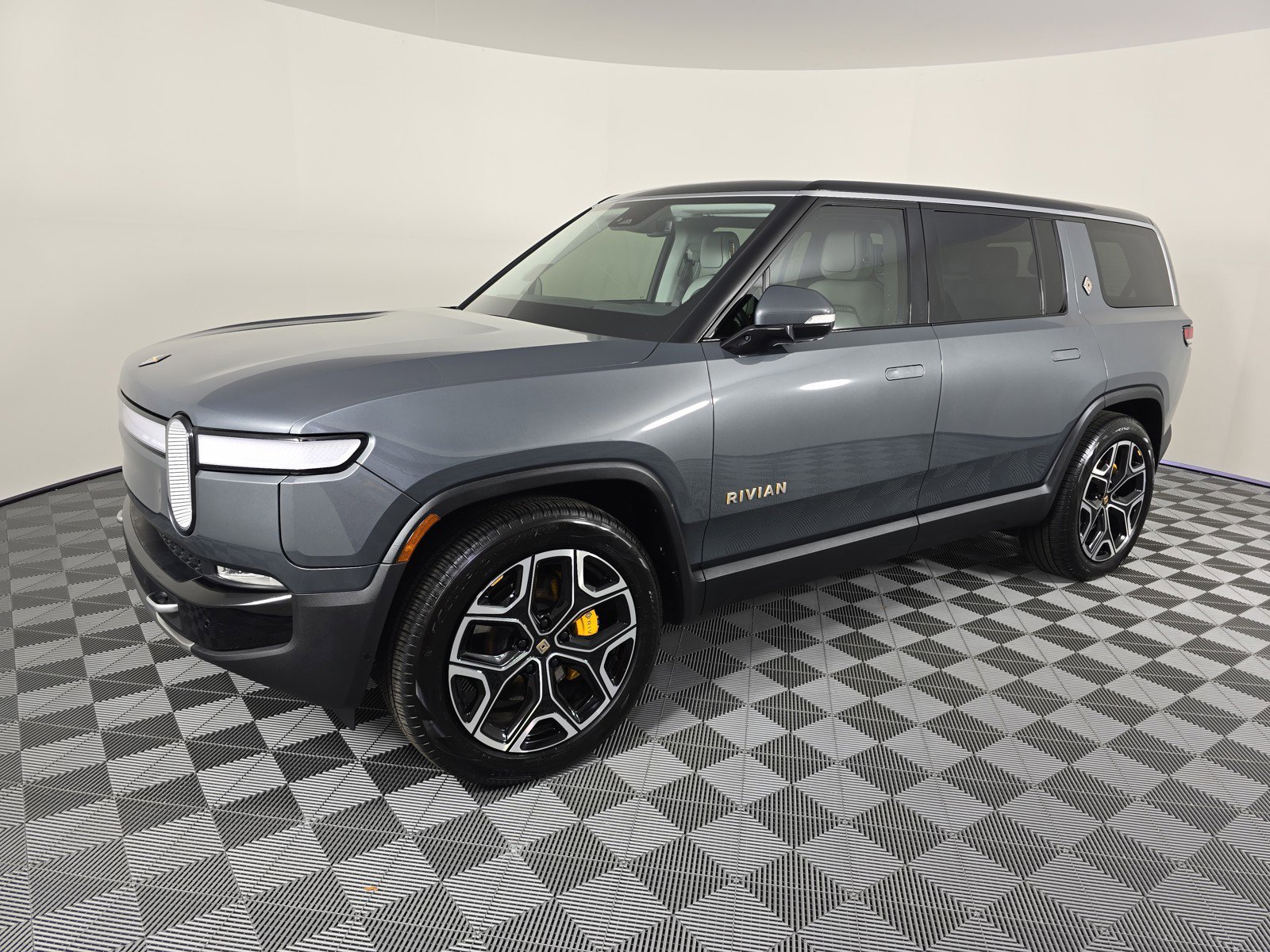 Used 2024 Rivian R1S Adventure image 1
