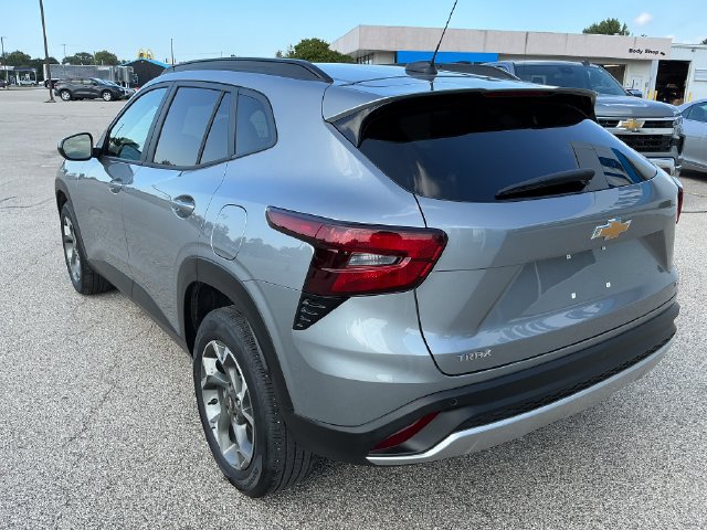 Used 2025 Chevrolet Trax LT w/ Driver Confidence Package FWD image 3