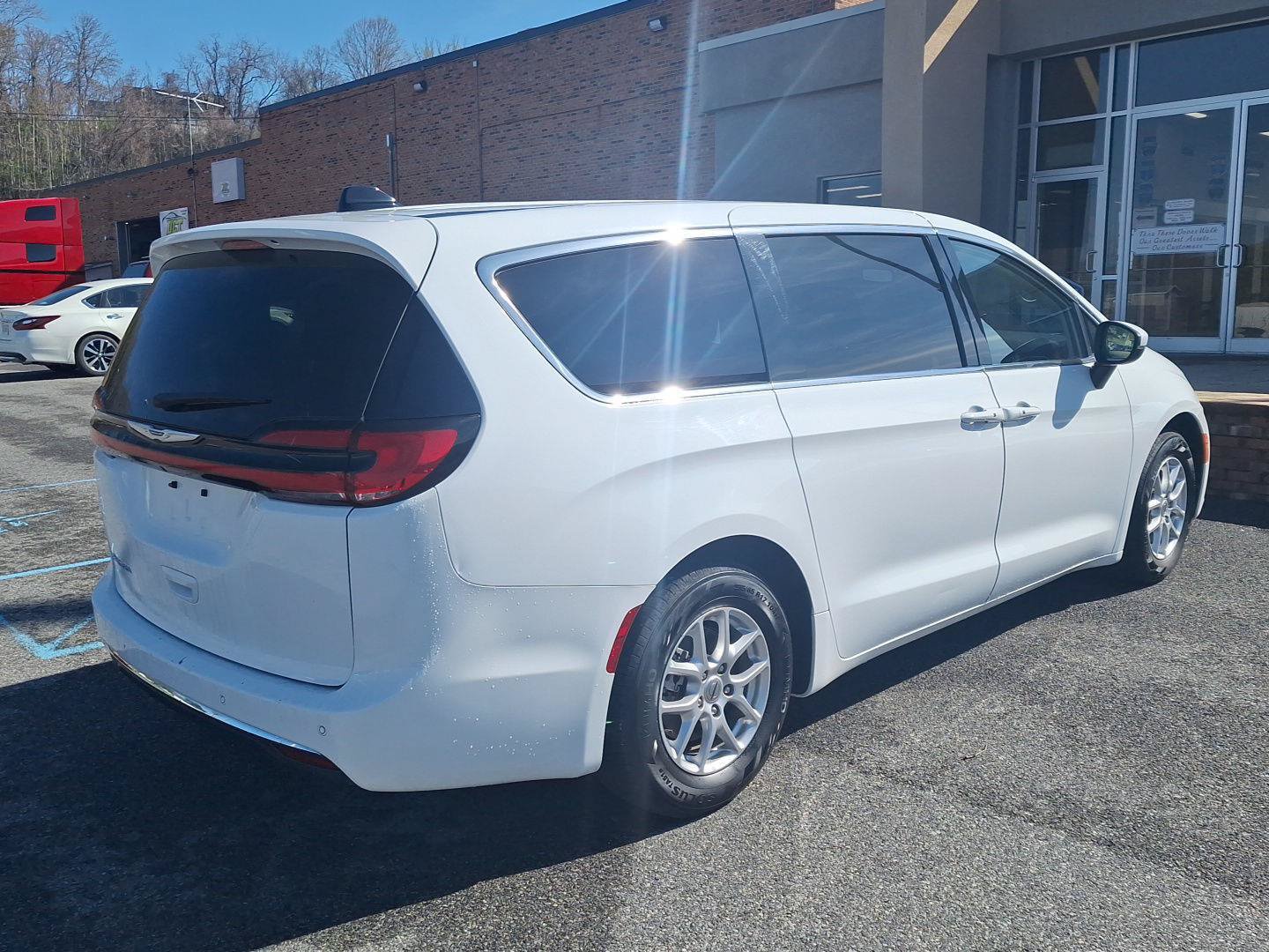 Used 2023 Chrysler Pacifica Touring-L FWD image 3