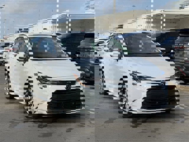 Used 2024 Toyota Corolla LE image 2