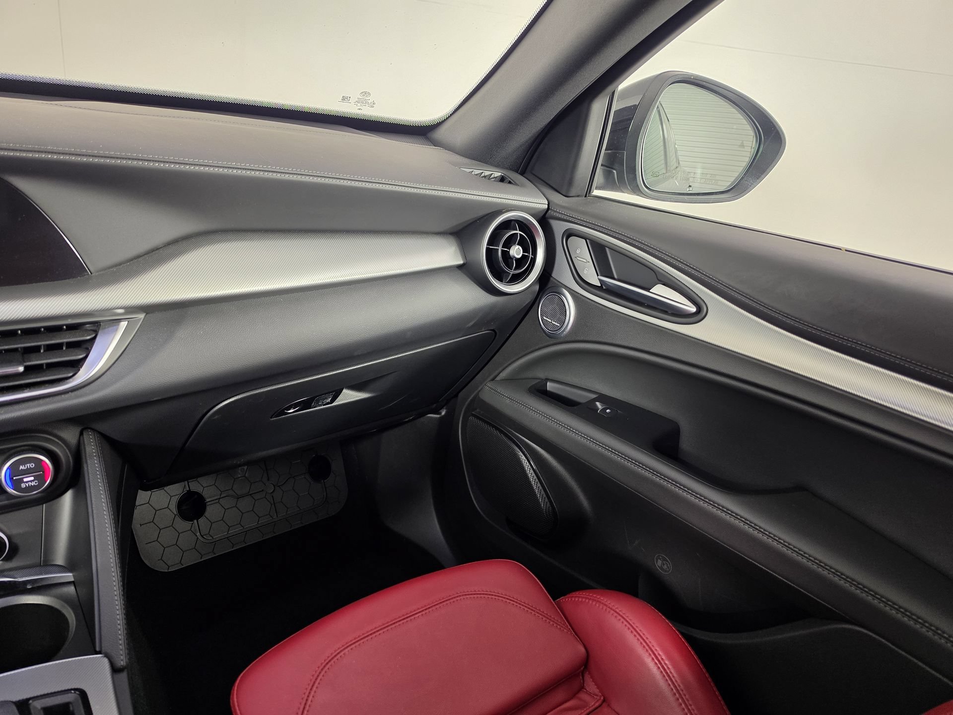 Used 2024 Alfa Romeo Stelvio Veloce AWD/4WD image 37