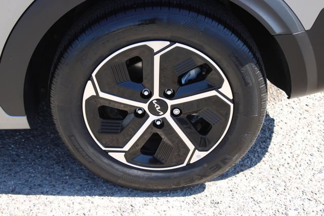 Used 2024 Kia Niro EX FWD image 11