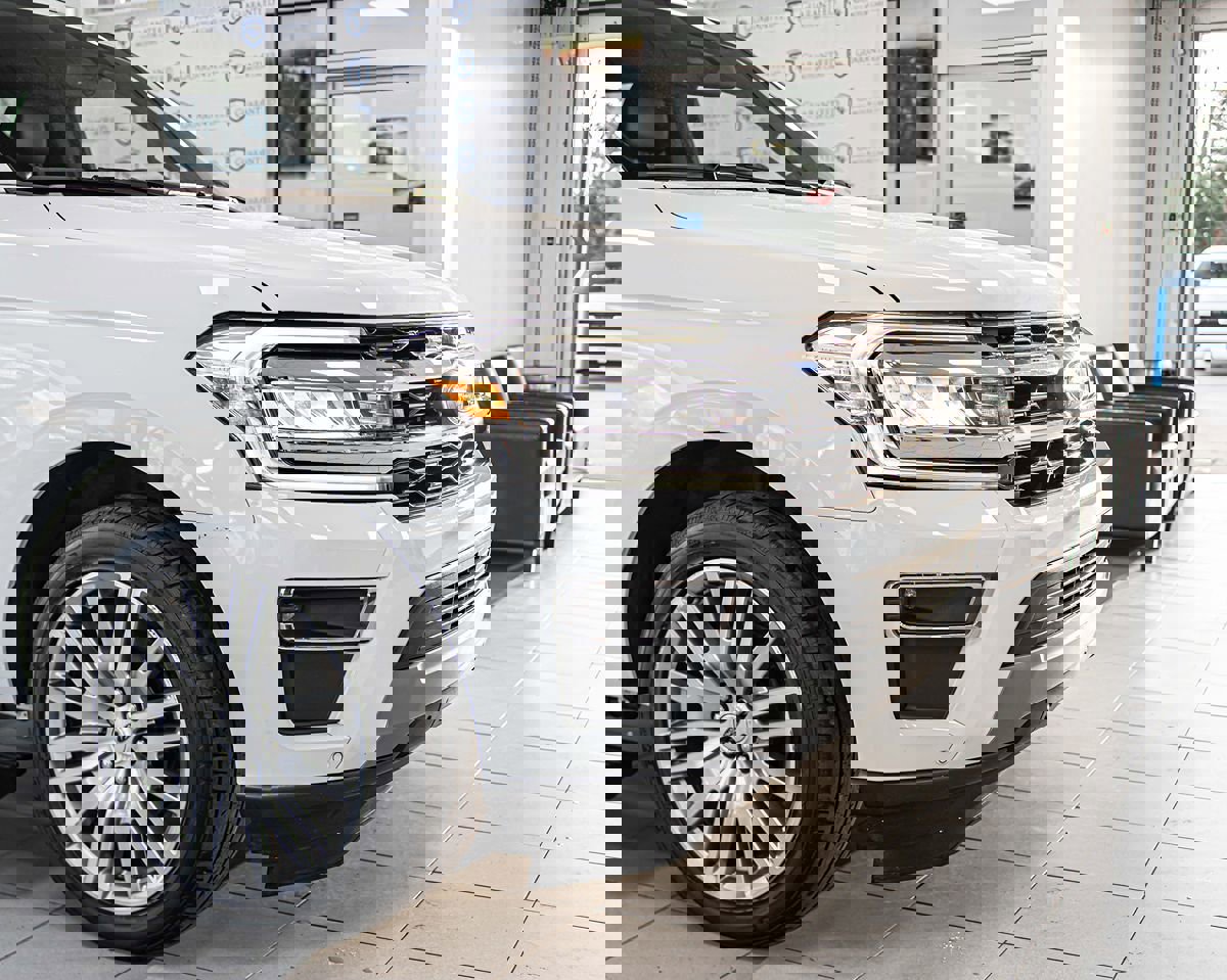Used 2024 Ford Expedition Limited AWD/4WD image 4