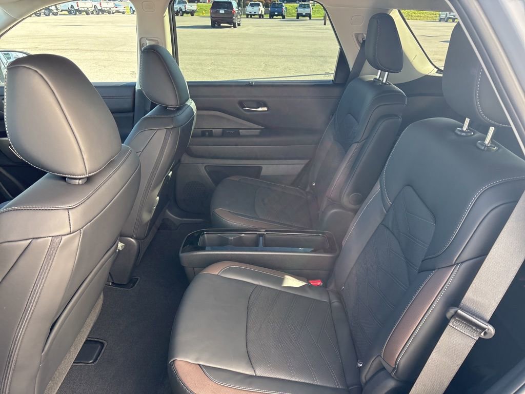 New 2025 Nissan Pathfinder Platinum FWD image 14
