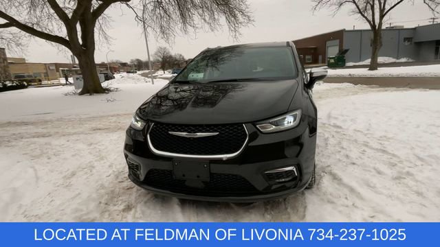 Used 2023 Chrysler Pacifica Limited image 3