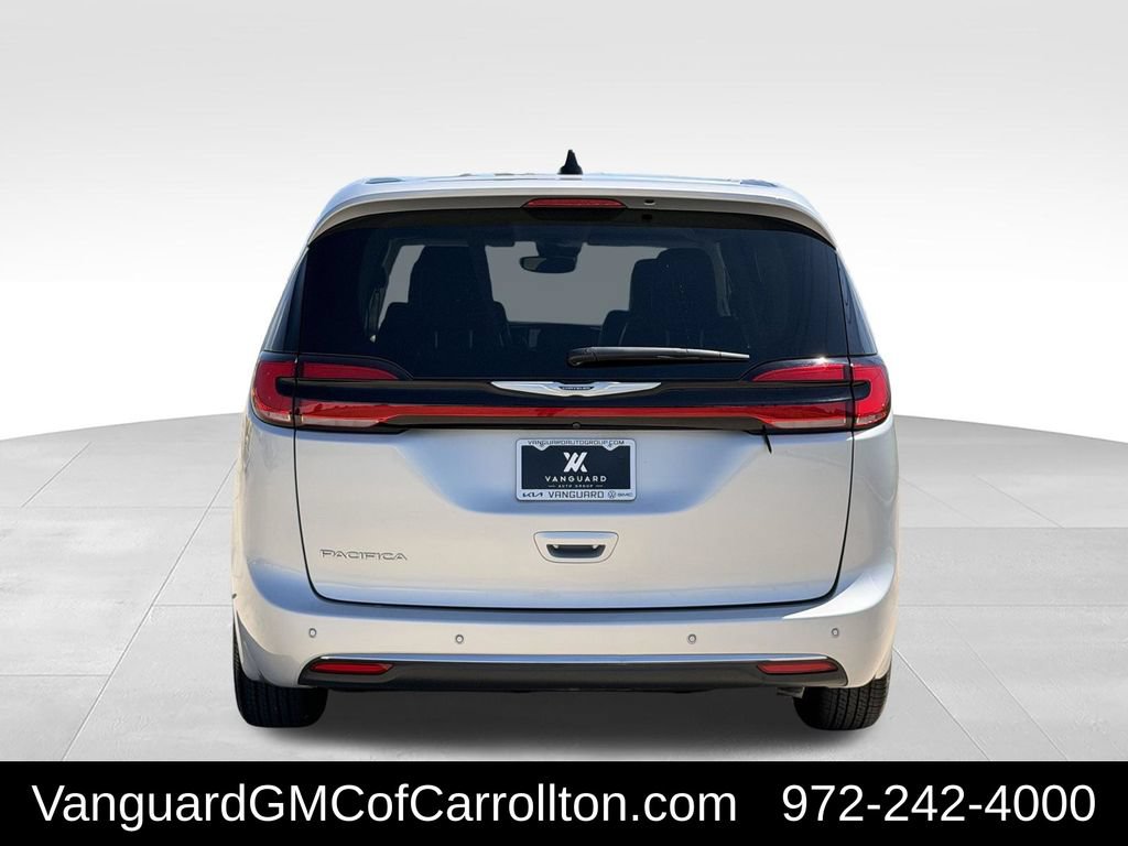 Used 2024 Chrysler Pacifica Touring-L FWD image 7