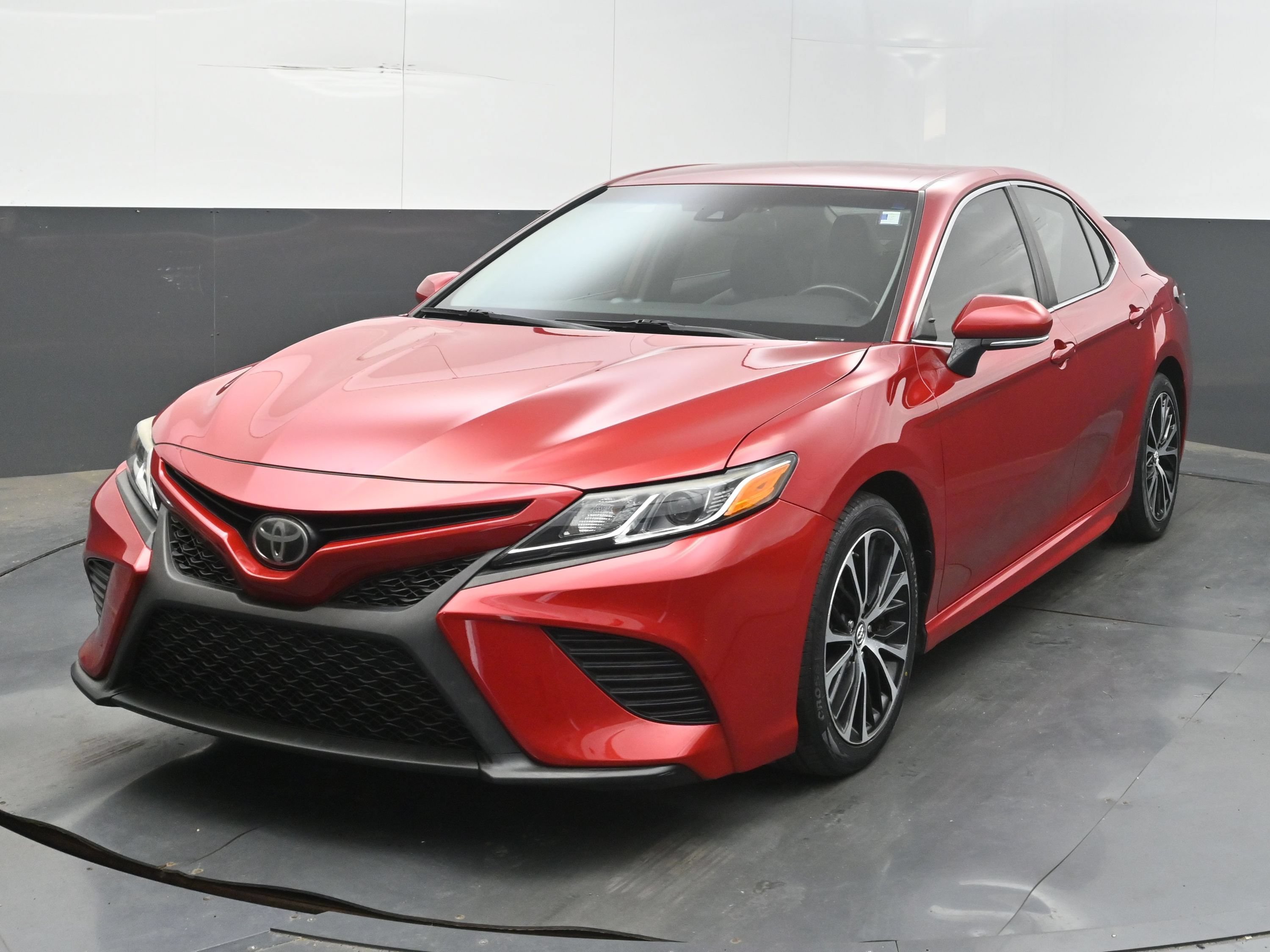 Used 2019 Toyota Camry SE w/ Convenience Package FWD image 3