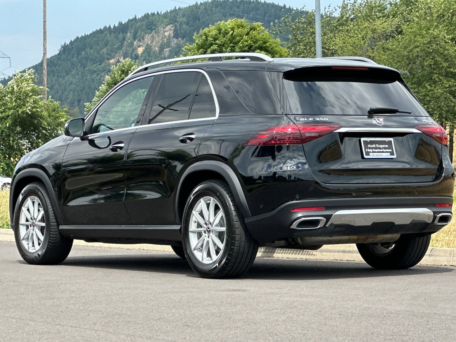 Used 2025 Mercedes-Benz GLE 350 4MATIC w/ Driver Assistance Package image 5