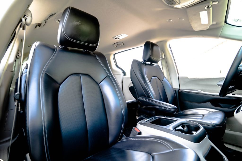 Used 2023 Chrysler Pacifica Touring-L FWD image 17