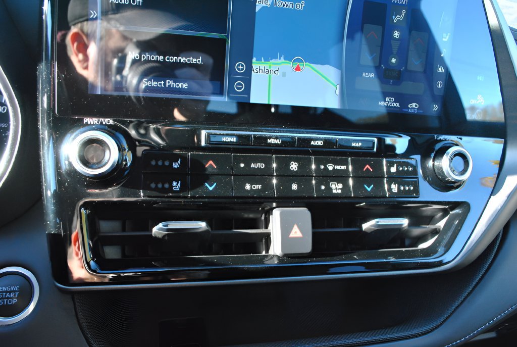 Certified 2021 Toyota Highlander Limited AWD/4WD image 13
