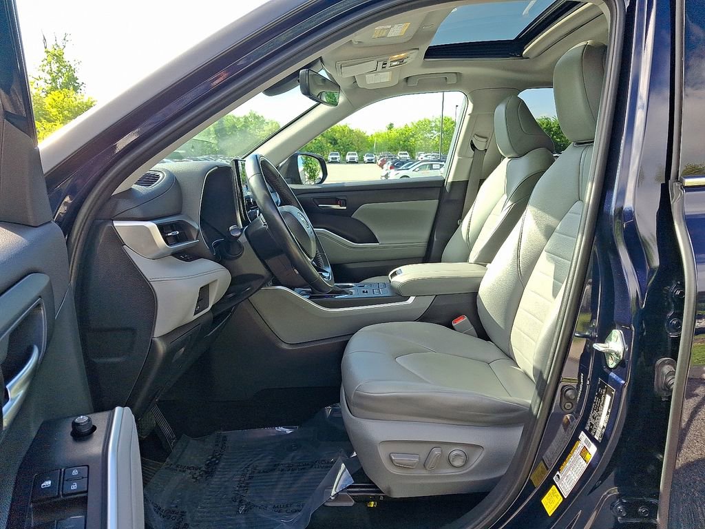 Used 2020 Toyota Highlander XLE AWD/4WD image 13