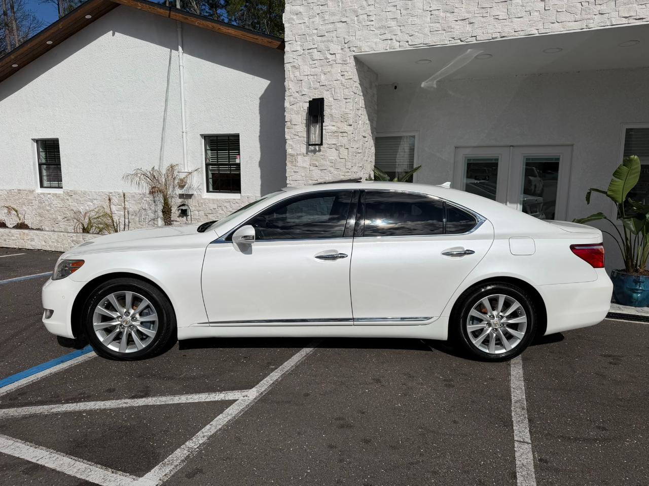 Used 2011 Lexus LS 460 AWD w/ Comfort Pkg image 2