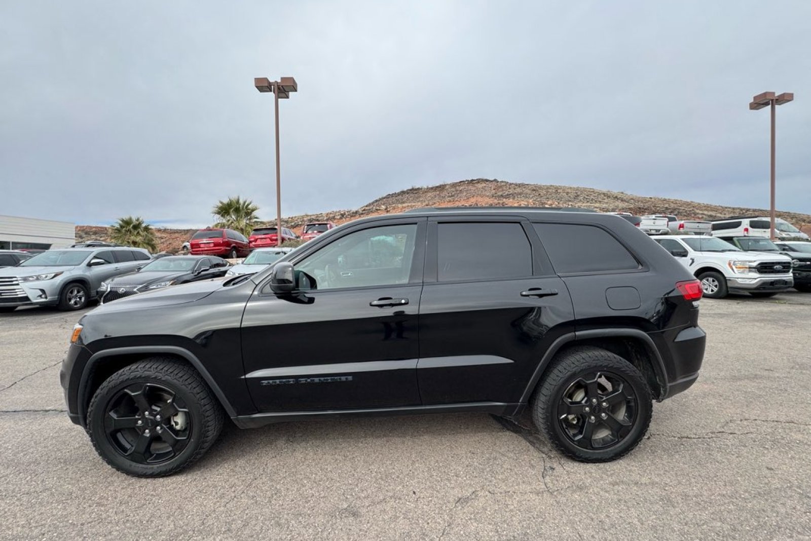 Used 2019 Jeep Grand Cherokee Laredo image 2