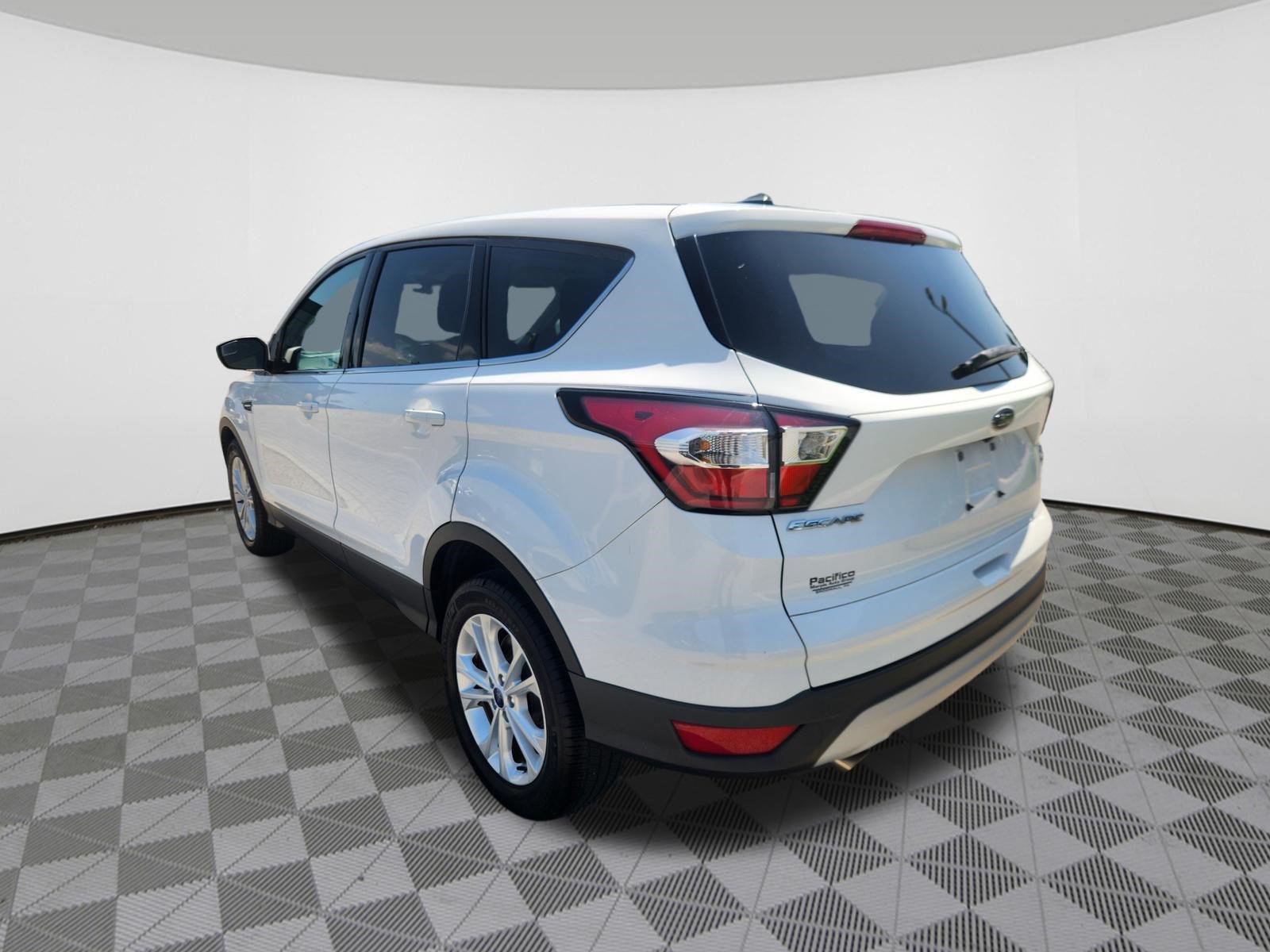 Used 2017 Ford Escape SE FWD image 3