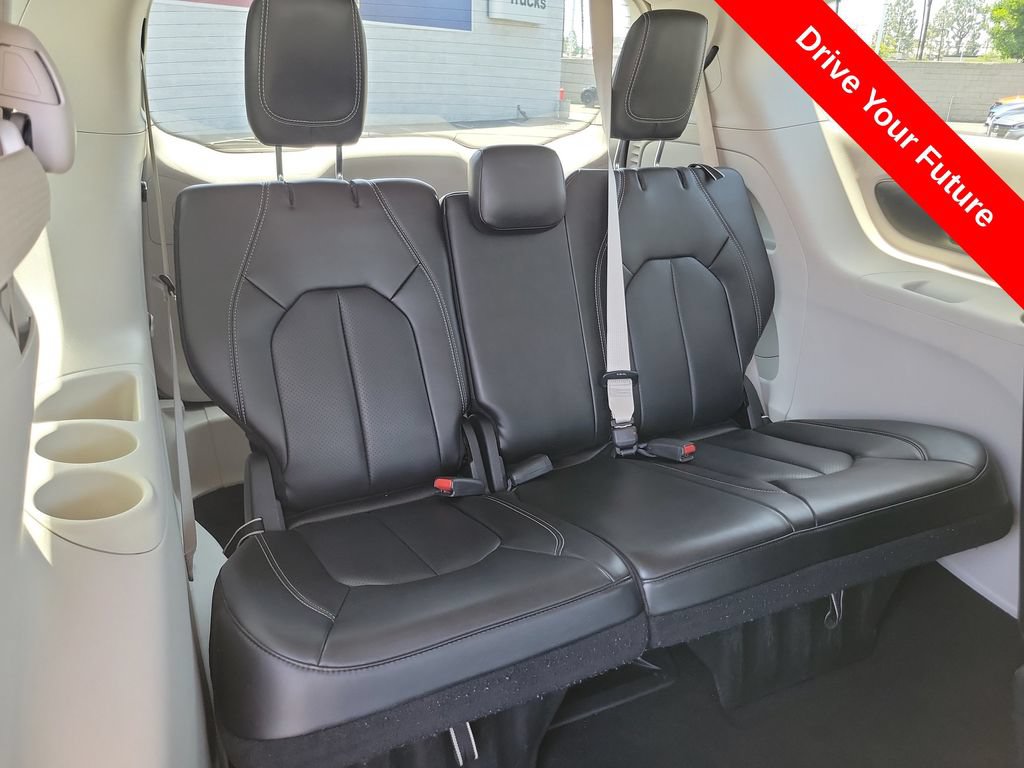 Used 2023 Chrysler Pacifica Touring-L FWD image 25