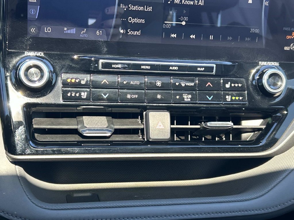 Used 2021 Toyota Highlander Limited FWD image 41