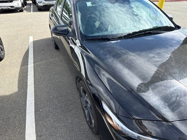 Used 2025 Hyundai Elantra SEL FWD image 2