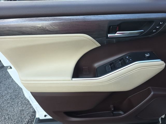 Used 2020 Toyota Highlander Platinum image 16