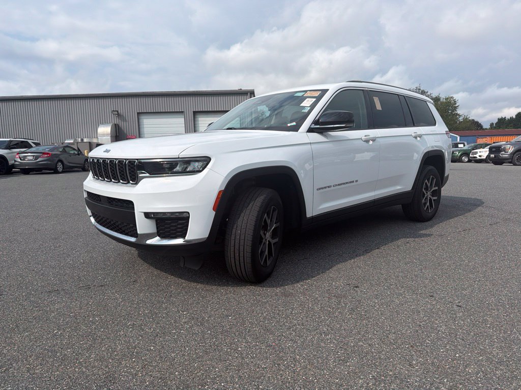 Used 2023 Jeep Grand Cherokee L Limited AWD/4WD image 3