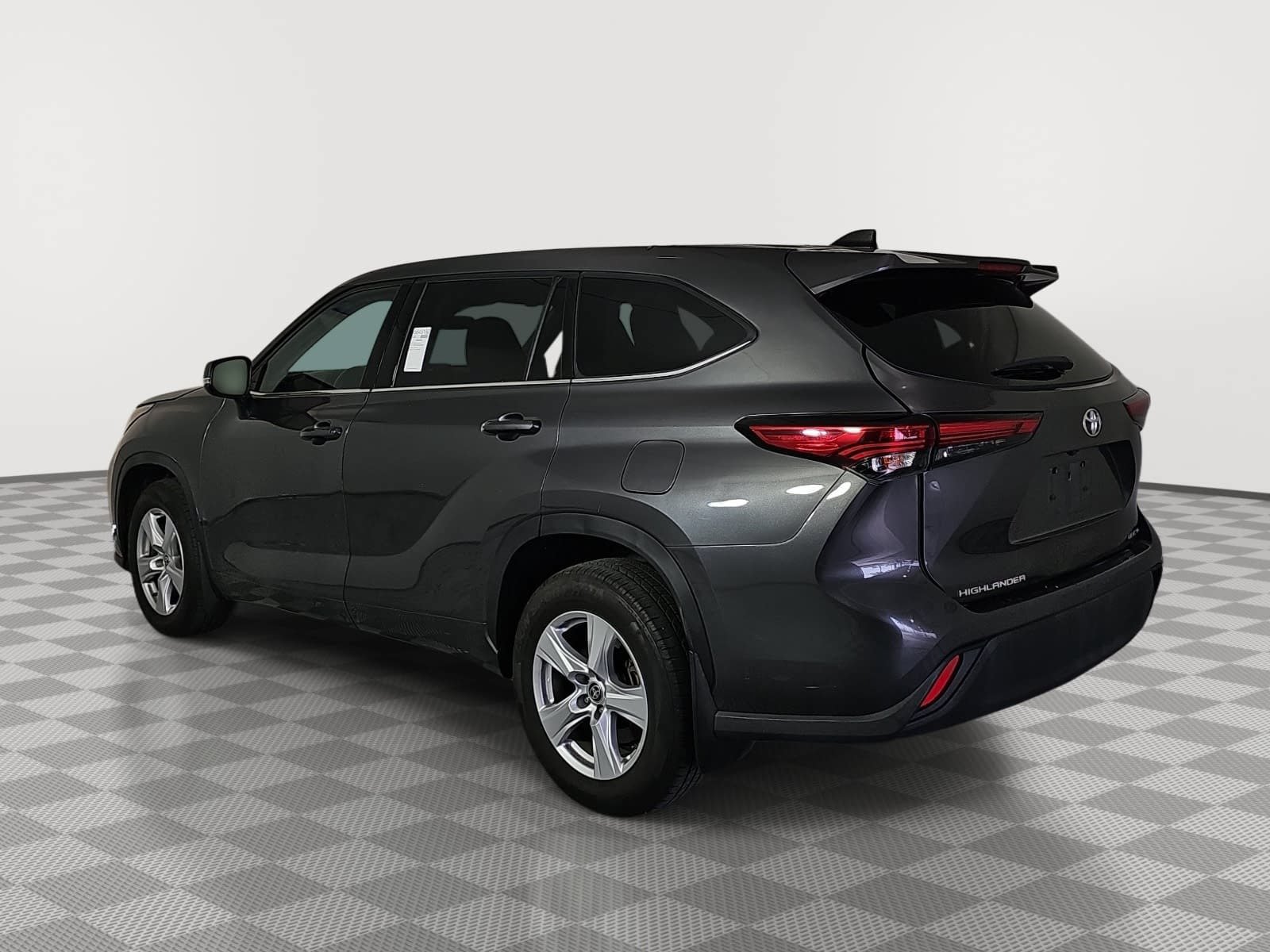 Used 2022 Toyota Highlander LE AWD/4WD image 6