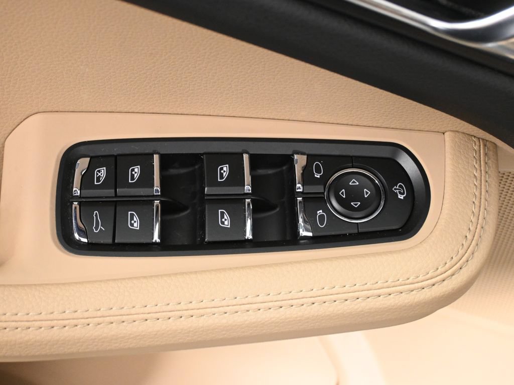 Used 2024 Porsche Macan AWD/4WD image 34