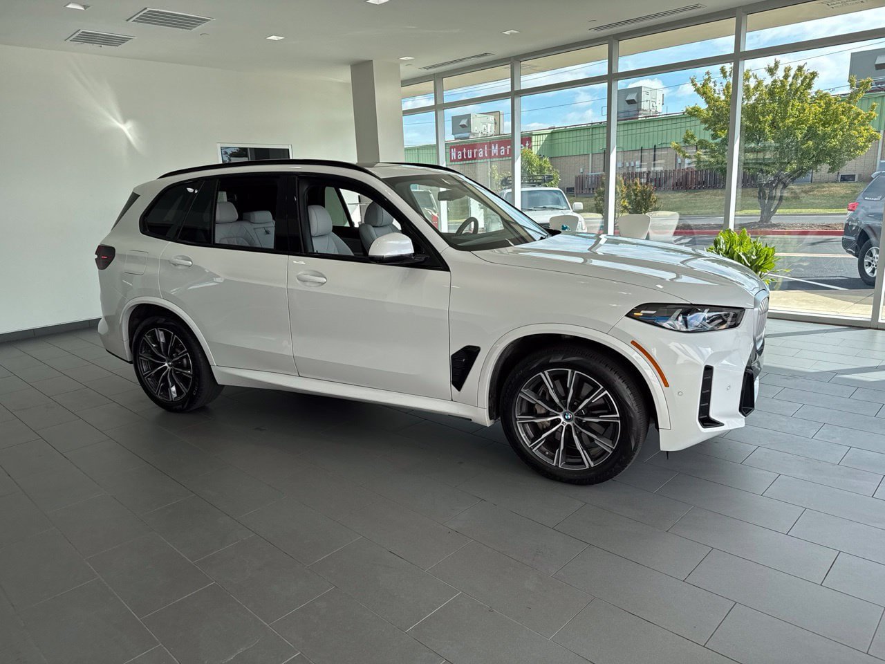 Used 2024 BMW X5 xDrive50e w/ M Sport Package AWD/4WD image 1