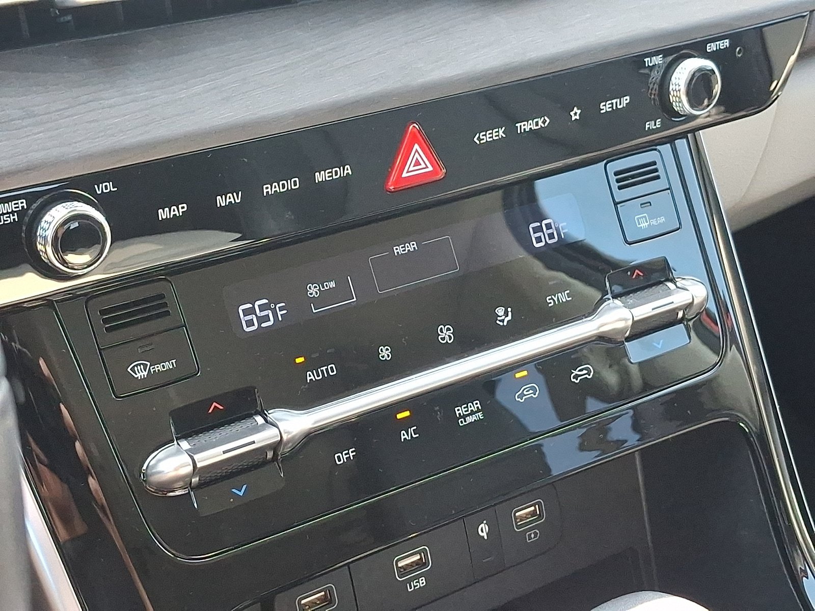 Used 2024 Kia Carnival EX FWD image 16