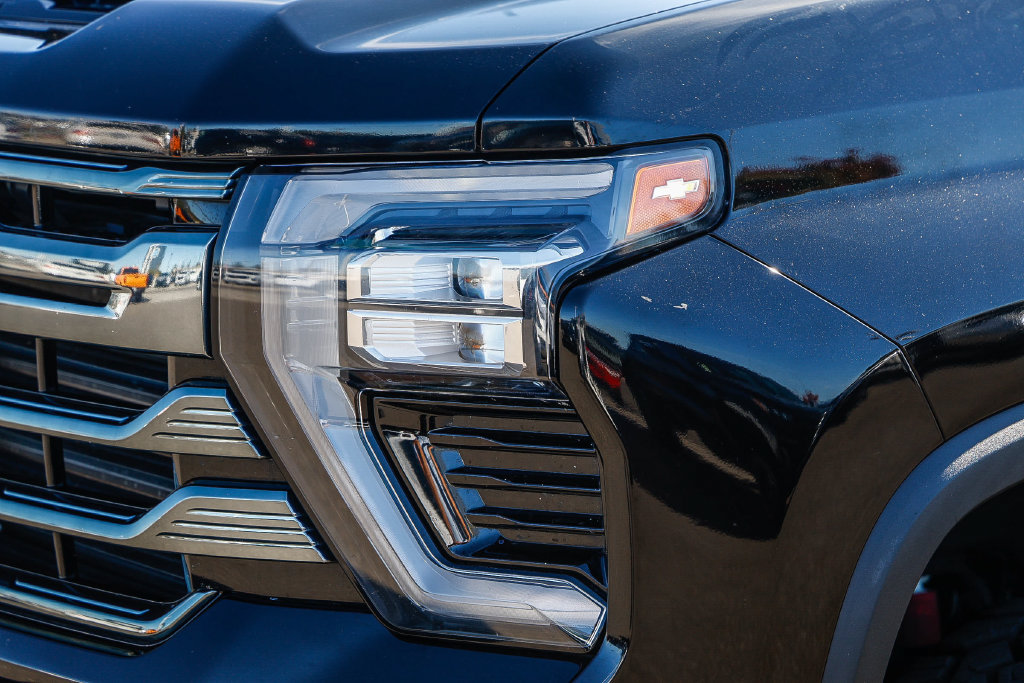 Used 2024 Chevrolet Silverado 3500 High Country w/ Technology Package AWD/4WD image 8