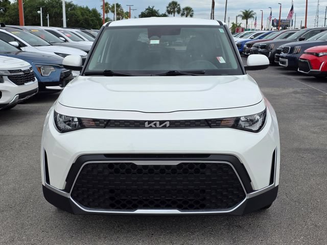 Certified 2025 Kia Soul LX w/ LX Technology Package FWD image 3