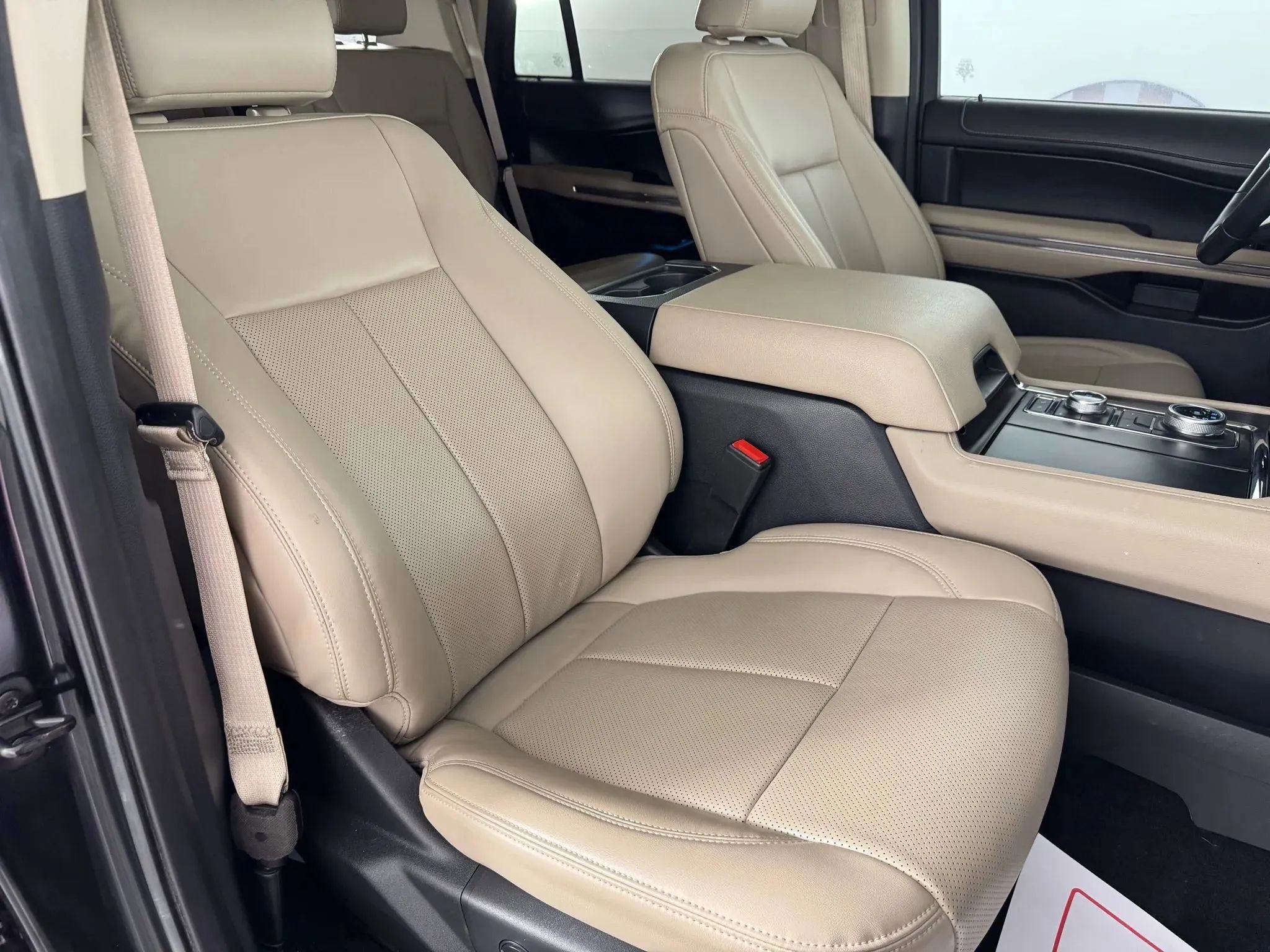 Used 2023 Ford Expedition XLT image 39