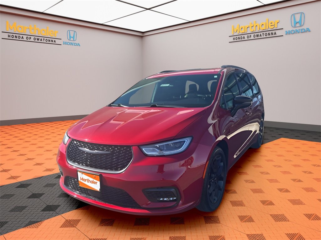 Used 2025 Chrysler Pacifica Limited image 1