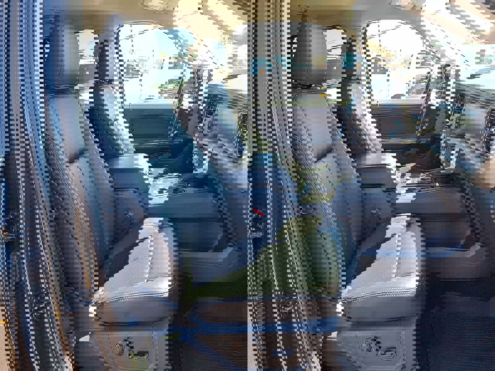 Used 2023 Ford Expedition XLT image 33