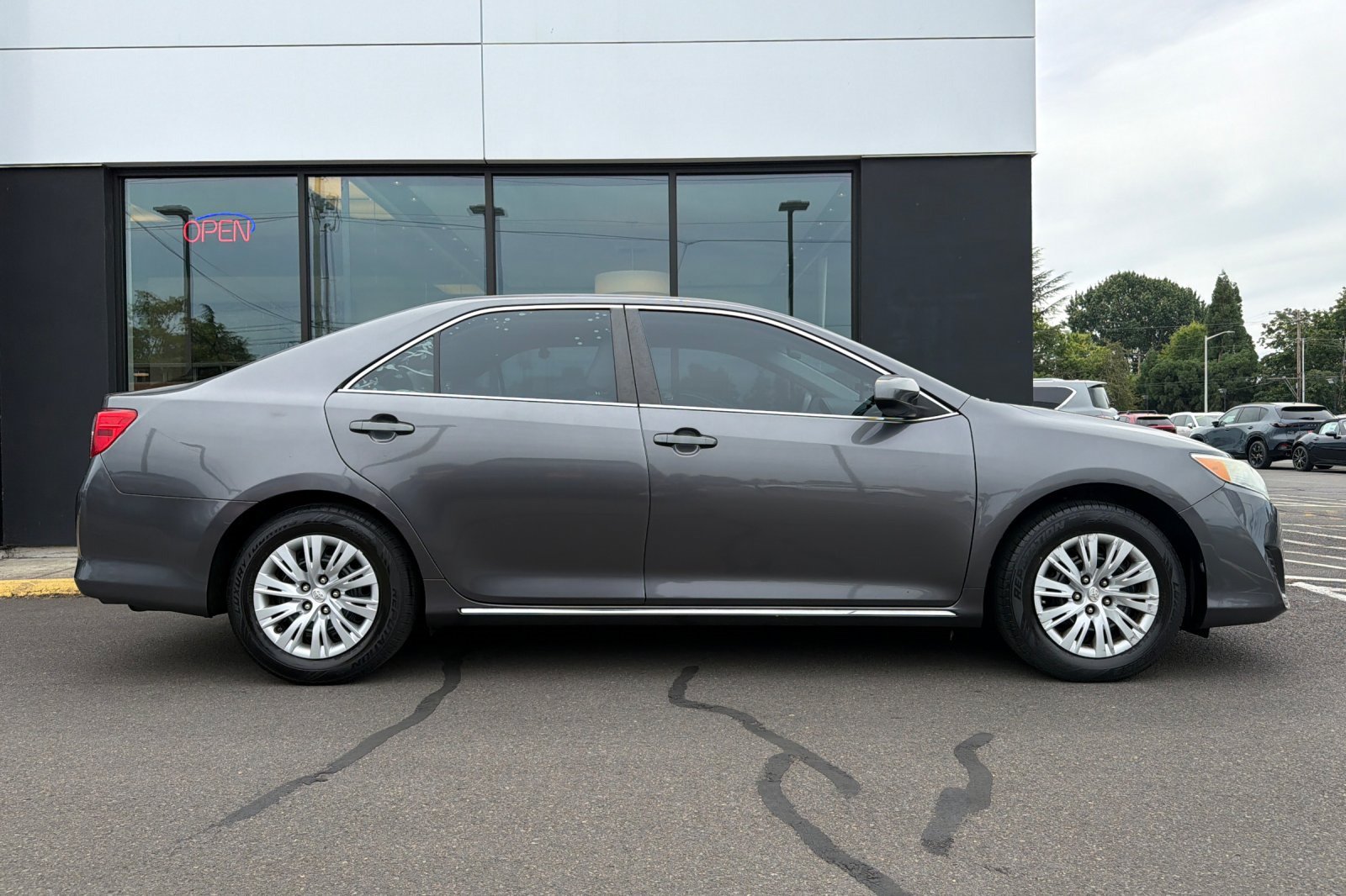 Used 2014 Toyota Camry LE FWD image 3