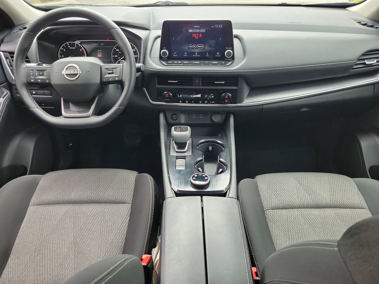 Used 2025 Nissan Rogue SV image 13