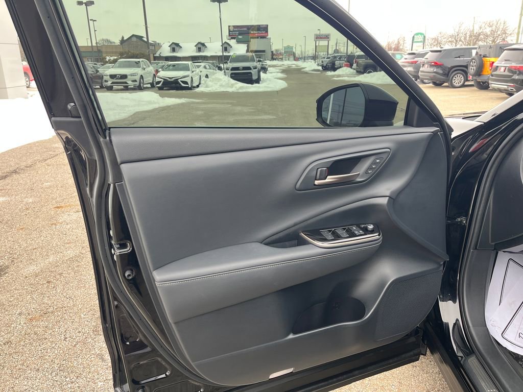 Certified 2025 Toyota Crown Signia image 12