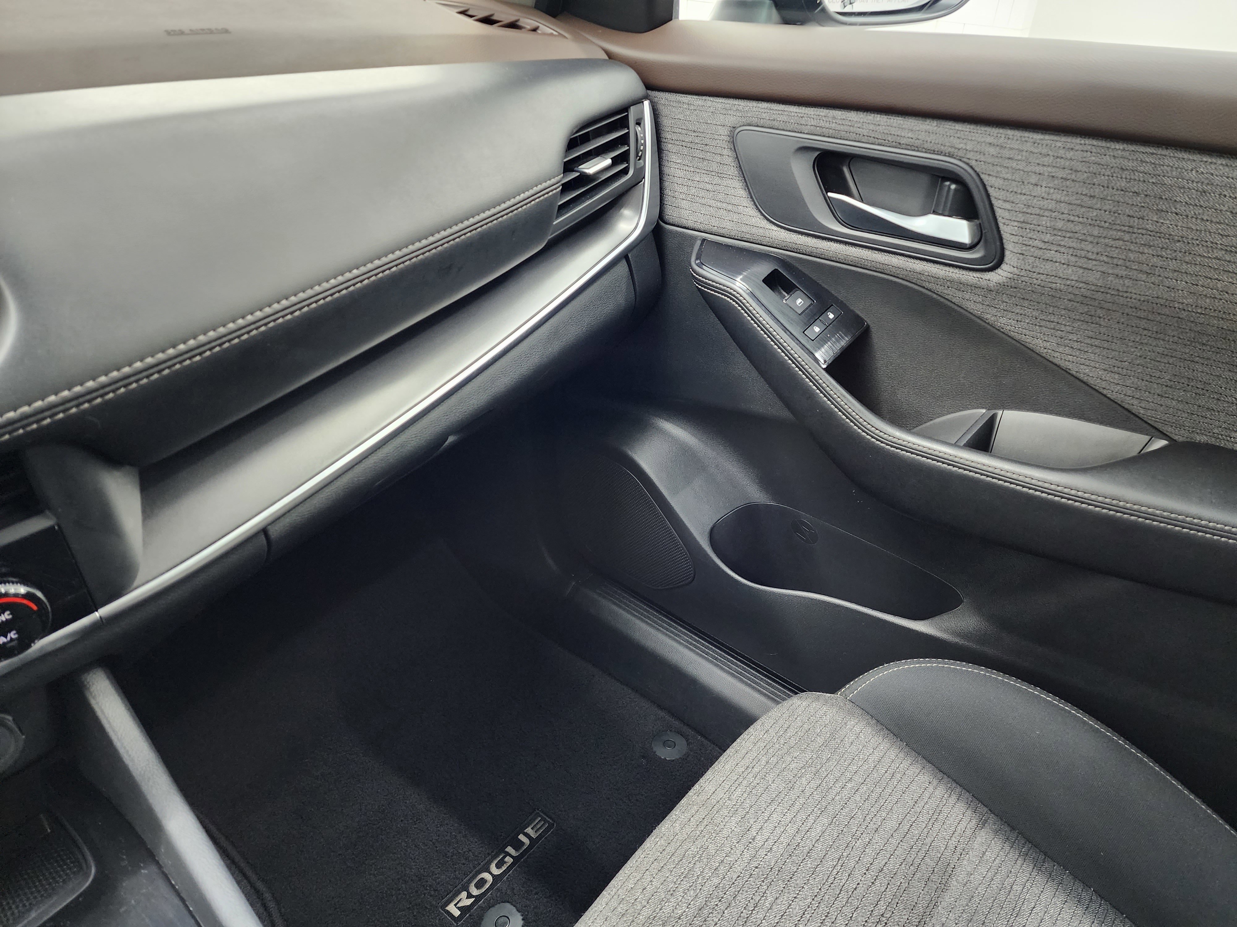 Used 2023 Nissan Rogue SV image 12