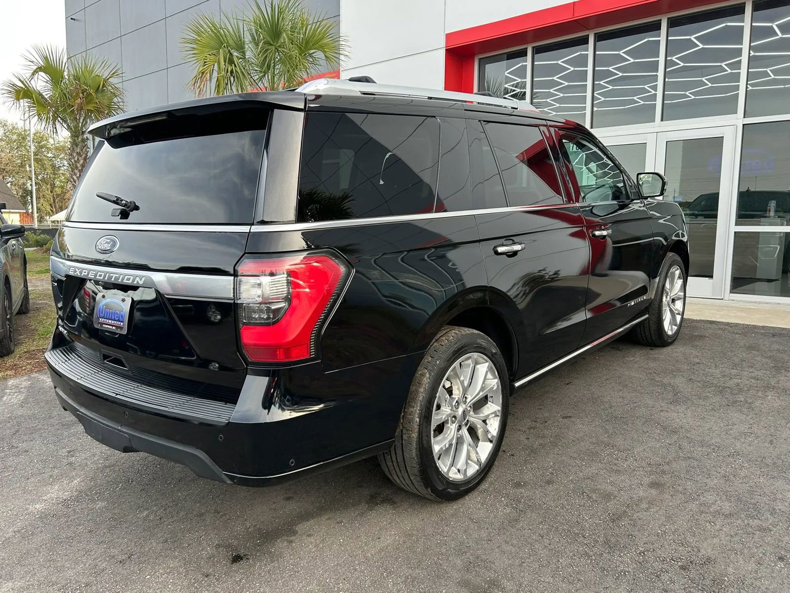 Used 2018 Ford Expedition Platinum AWD/4WD image 4