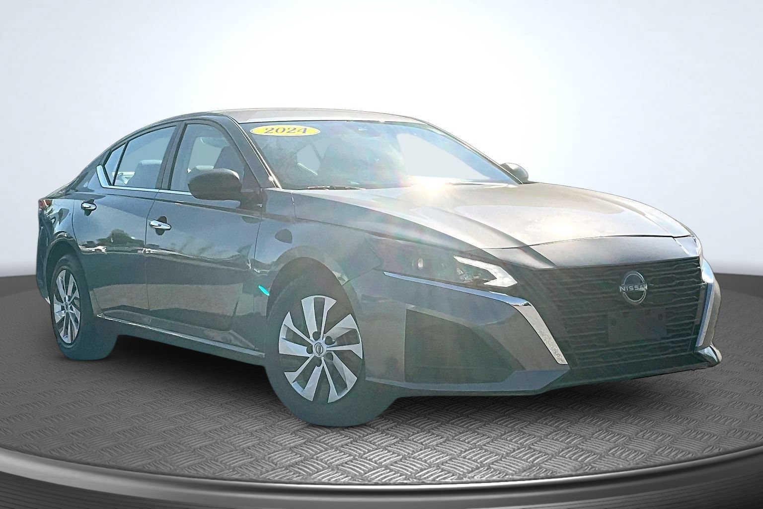 Used 2024 Nissan Altima 2.5 S FWD image 3