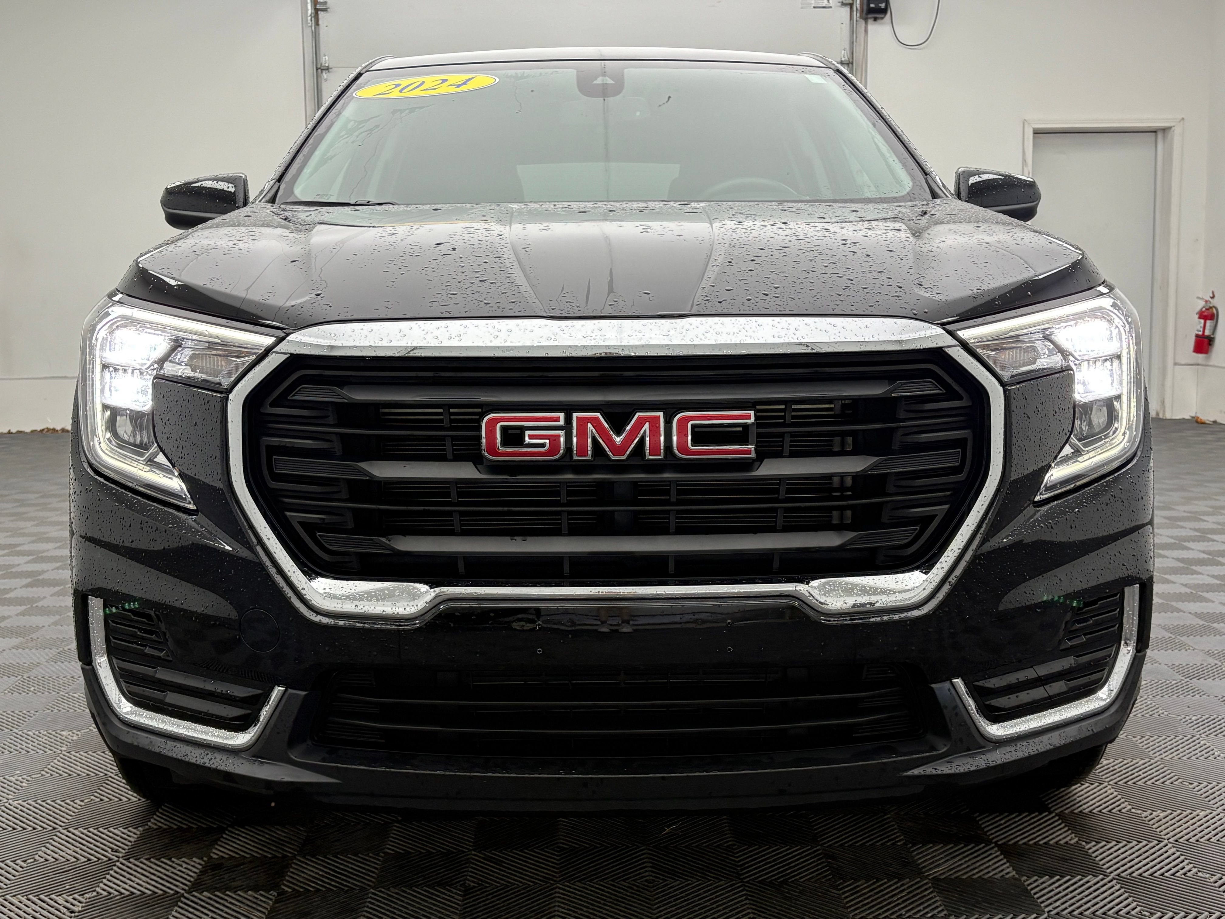 Used 2024 GMC Terrain SLE AWD/4WD image 11
