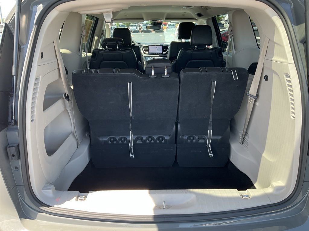 Used 2023 Chrysler Pacifica Touring-L image 13