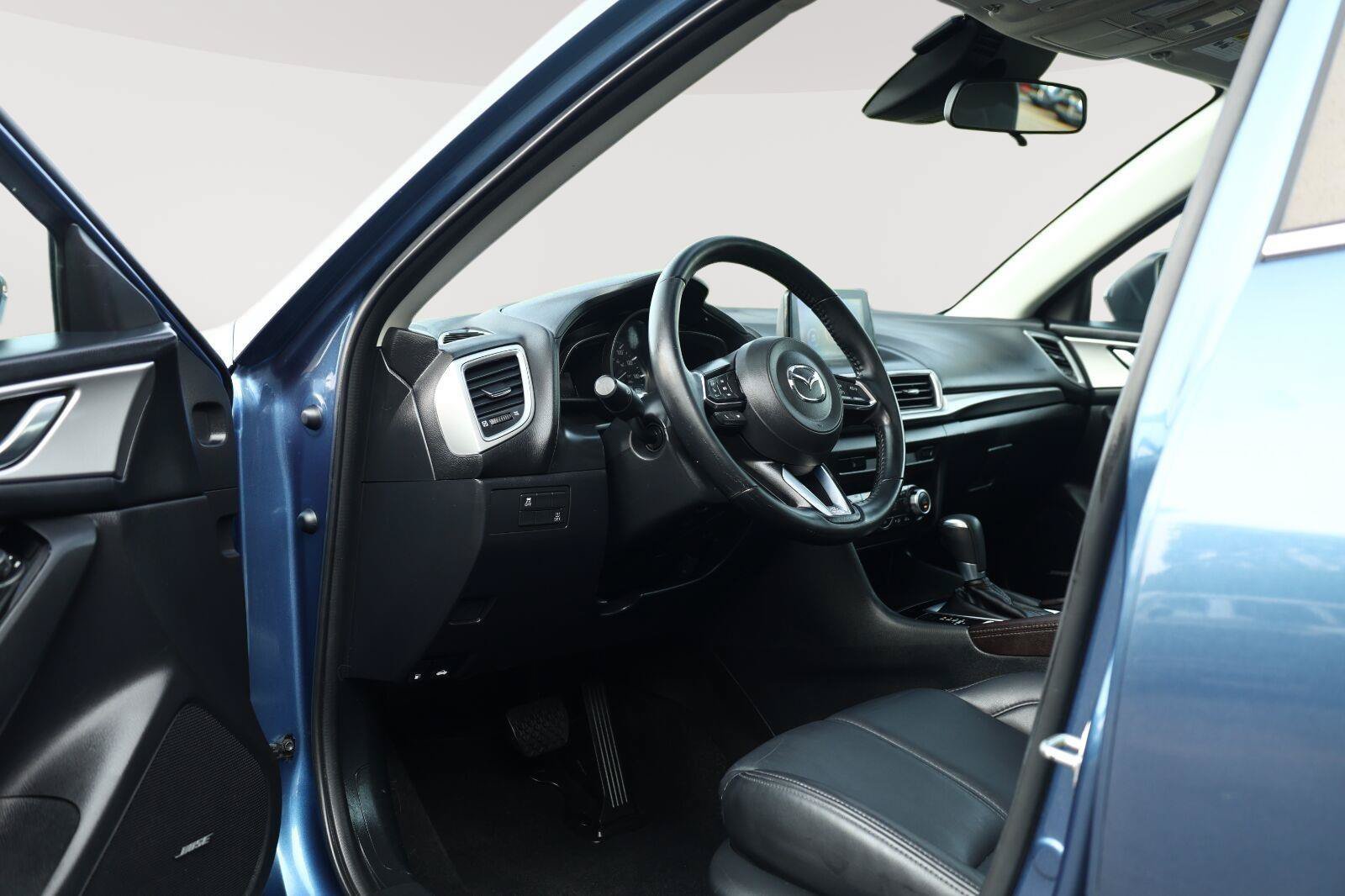 Used 2018 MAZDA MAZDA3 Touring FWD image 12