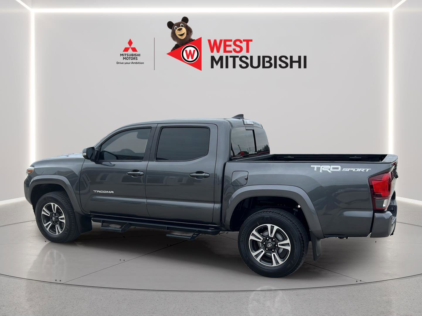 Used 2018 Toyota Tacoma TRD Sport w/ Technology Package RWD image 3