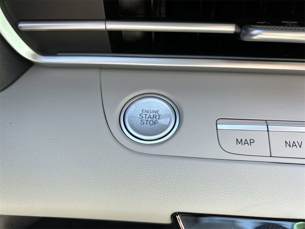 New 2025 Hyundai Elantra Limited image 30