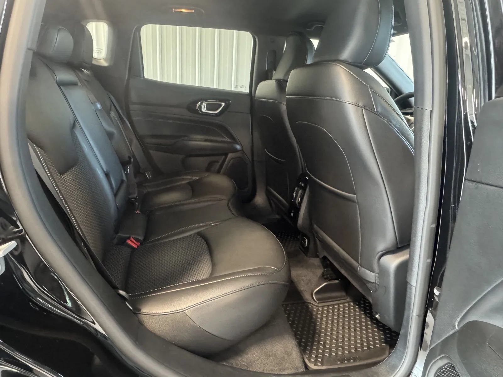 Used 2023 Jeep Compass Latitude w/ Convenience Group AWD/4WD image 16