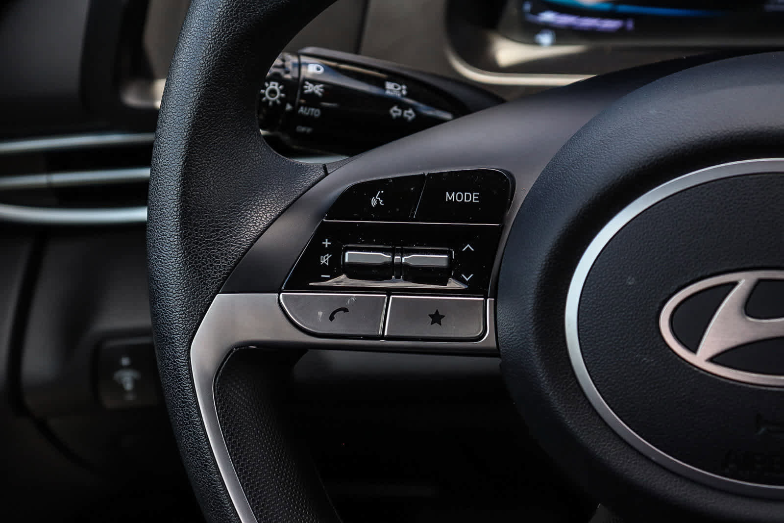 Used 2025 Hyundai Elantra SE w/ Cargo Package image 18