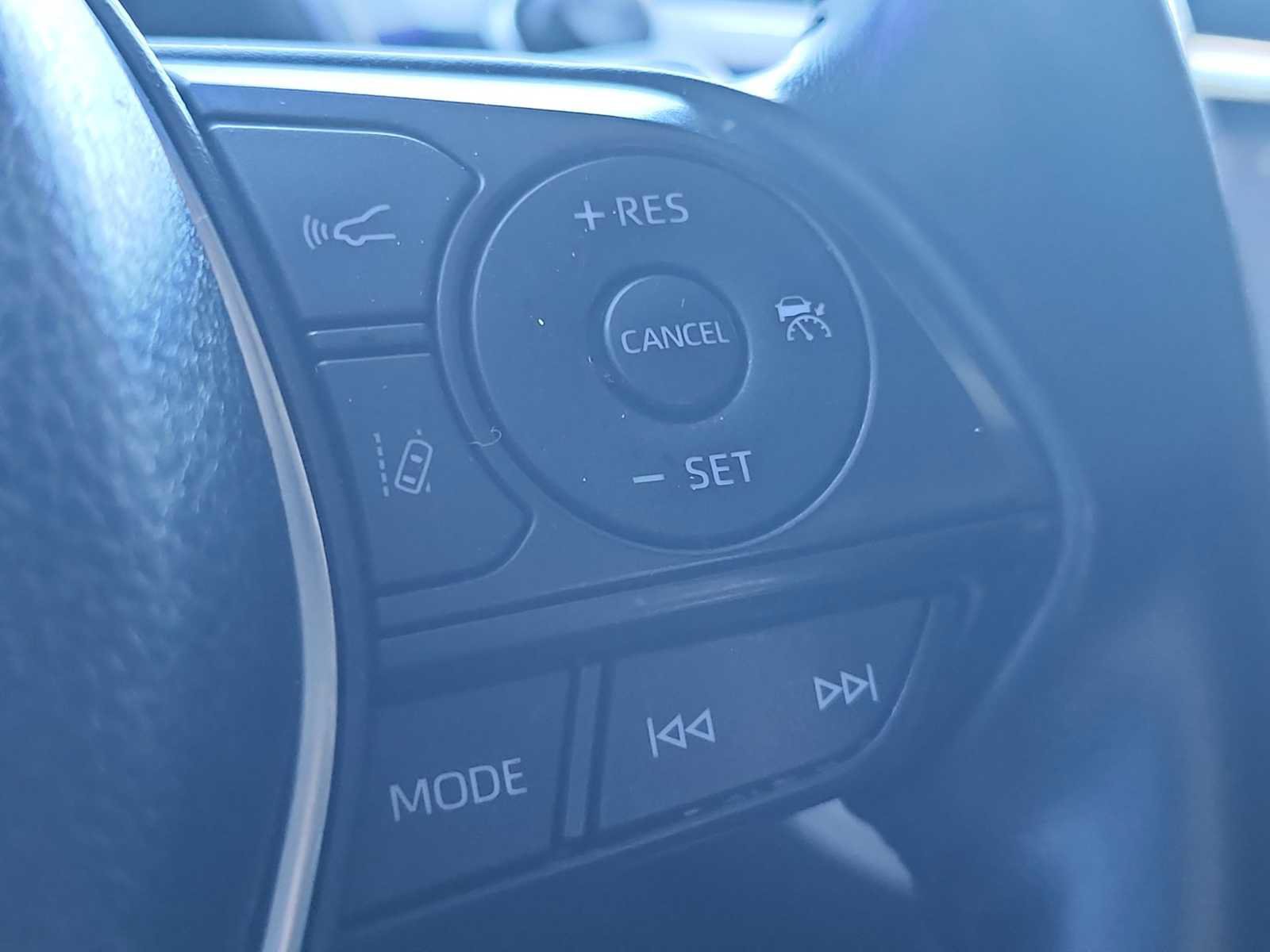Used 2018 Toyota Camry SE w/ Moonroof Package FWD image 13