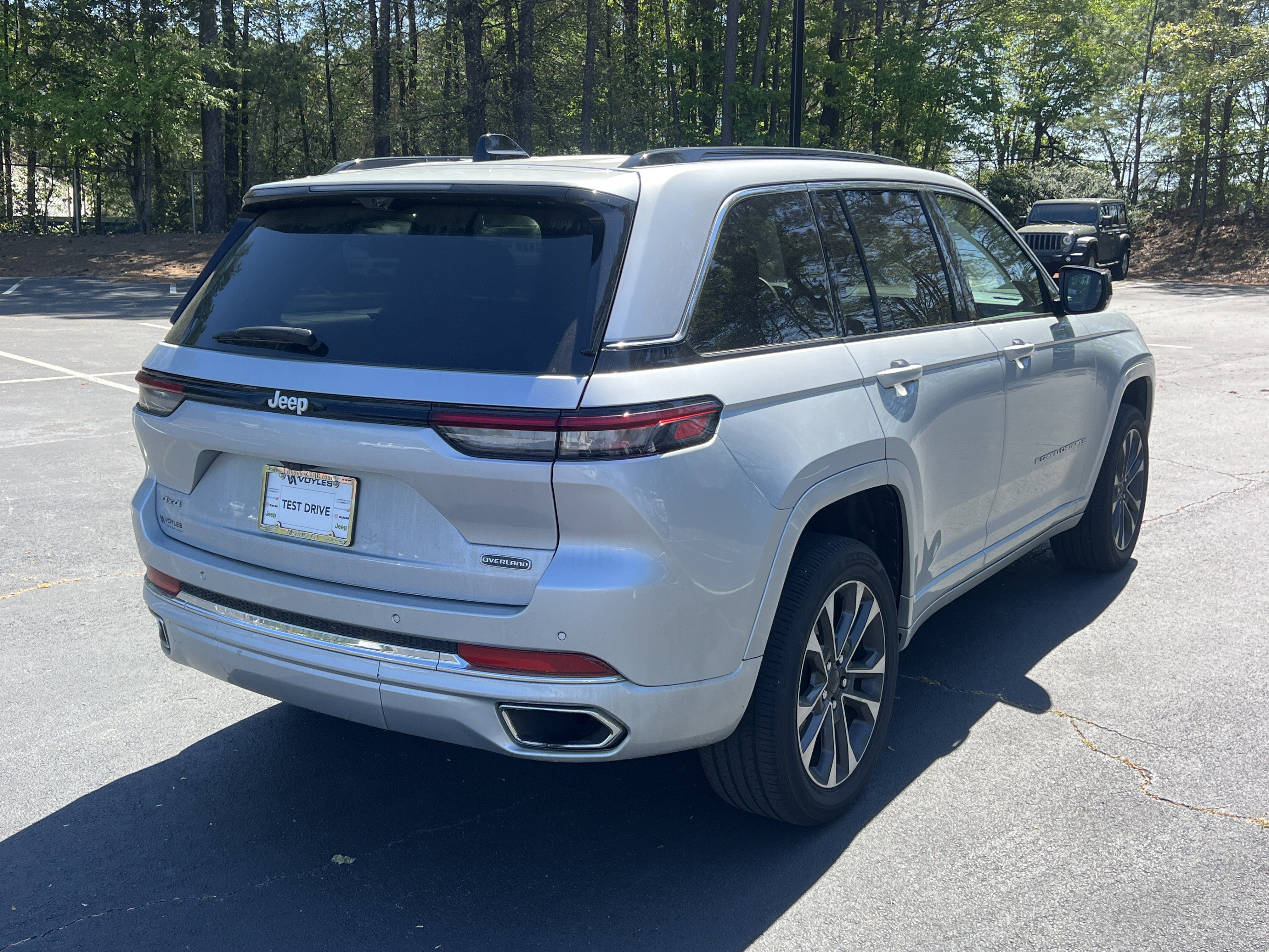Used 2024 Jeep Grand Cherokee Overland w/ Luxury Tech Group IV AWD/4WD image 8