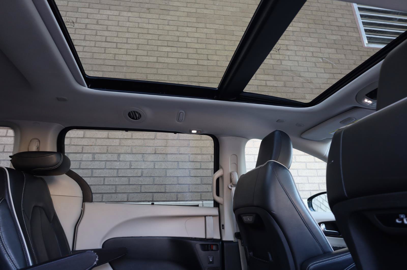 Used 2022 Chrysler Pacifica Limited FWD image 25