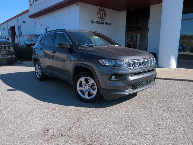Used 2024 Jeep Compass Latitude AWD/4WD image 3