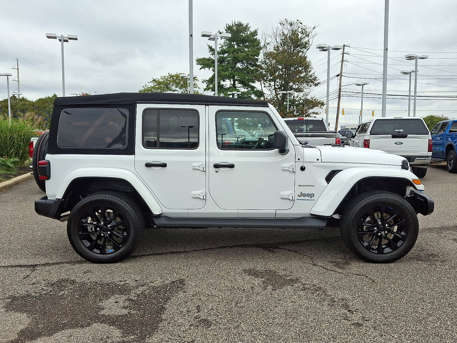 Used 2023 Jeep Wrangler Sahara w/ Cold Weather Group image 12